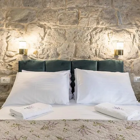 Bonbon Old Town Private En-suite Апартаменти *