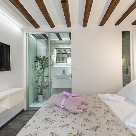 Bonbon Old Town Private En-suite Апартаменти Спліт