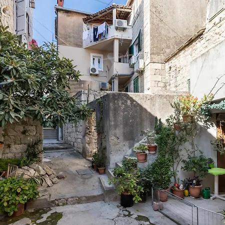 Апартаменти Bonbon Old Town Private En-suite *